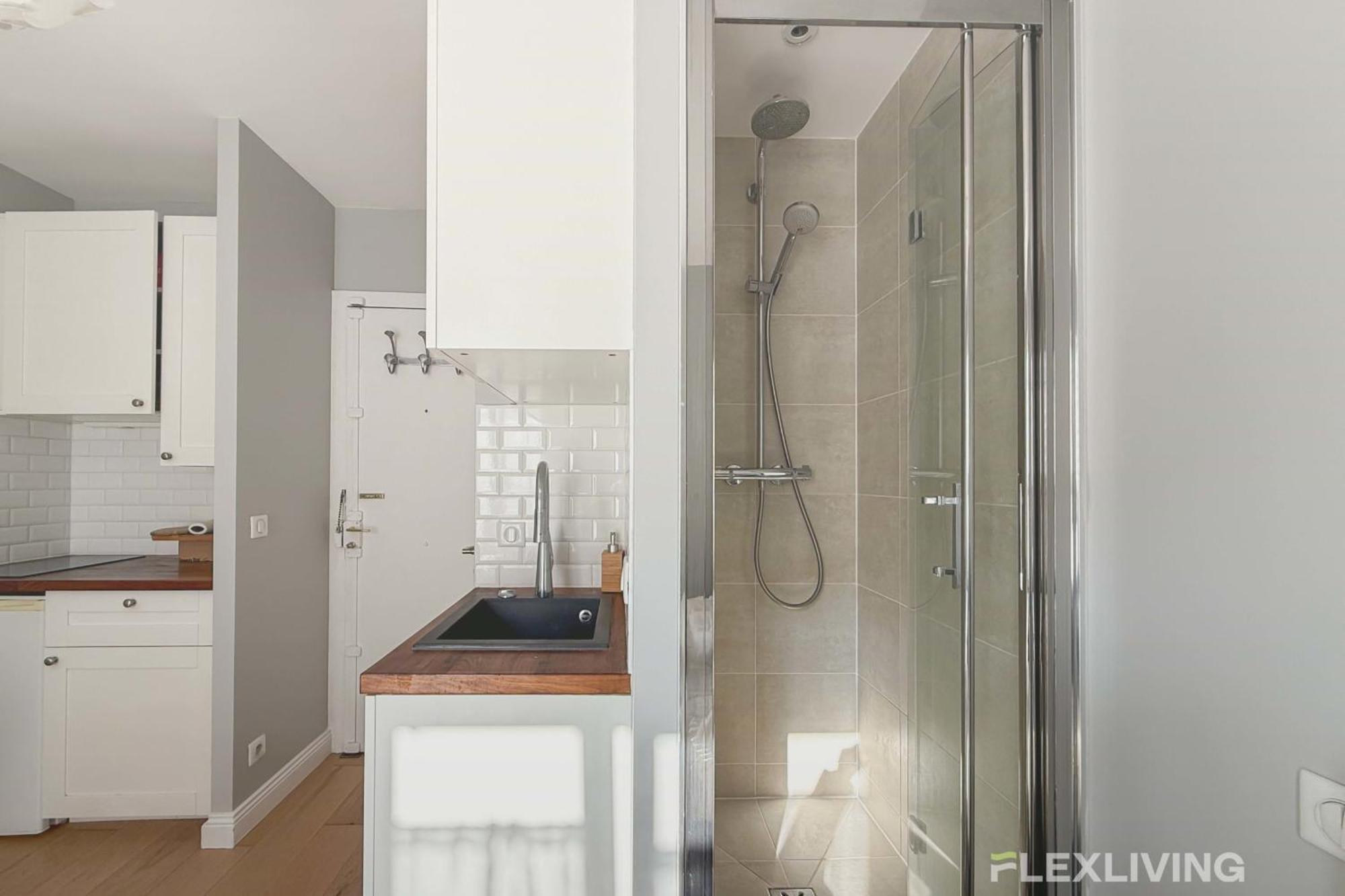 Chabrol - Beautiful Bright And Fully Equipped T1 Paris
